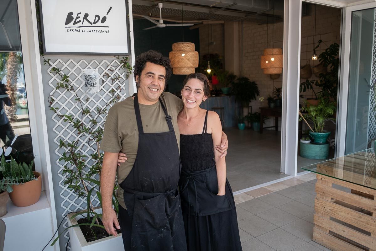 David Méndez y Rocío Gaztelu en la entrada del restaurante Berdó.