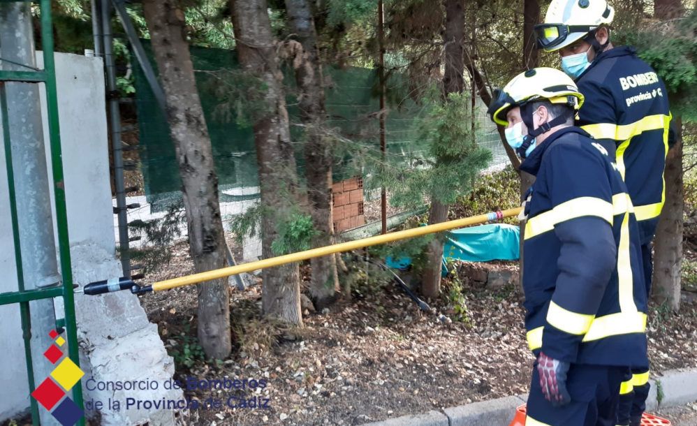Los bomberos, en la finca donde tuvo lugar el suceso. FOTO: Consorcio Provincial de Bomberos de Cádiz