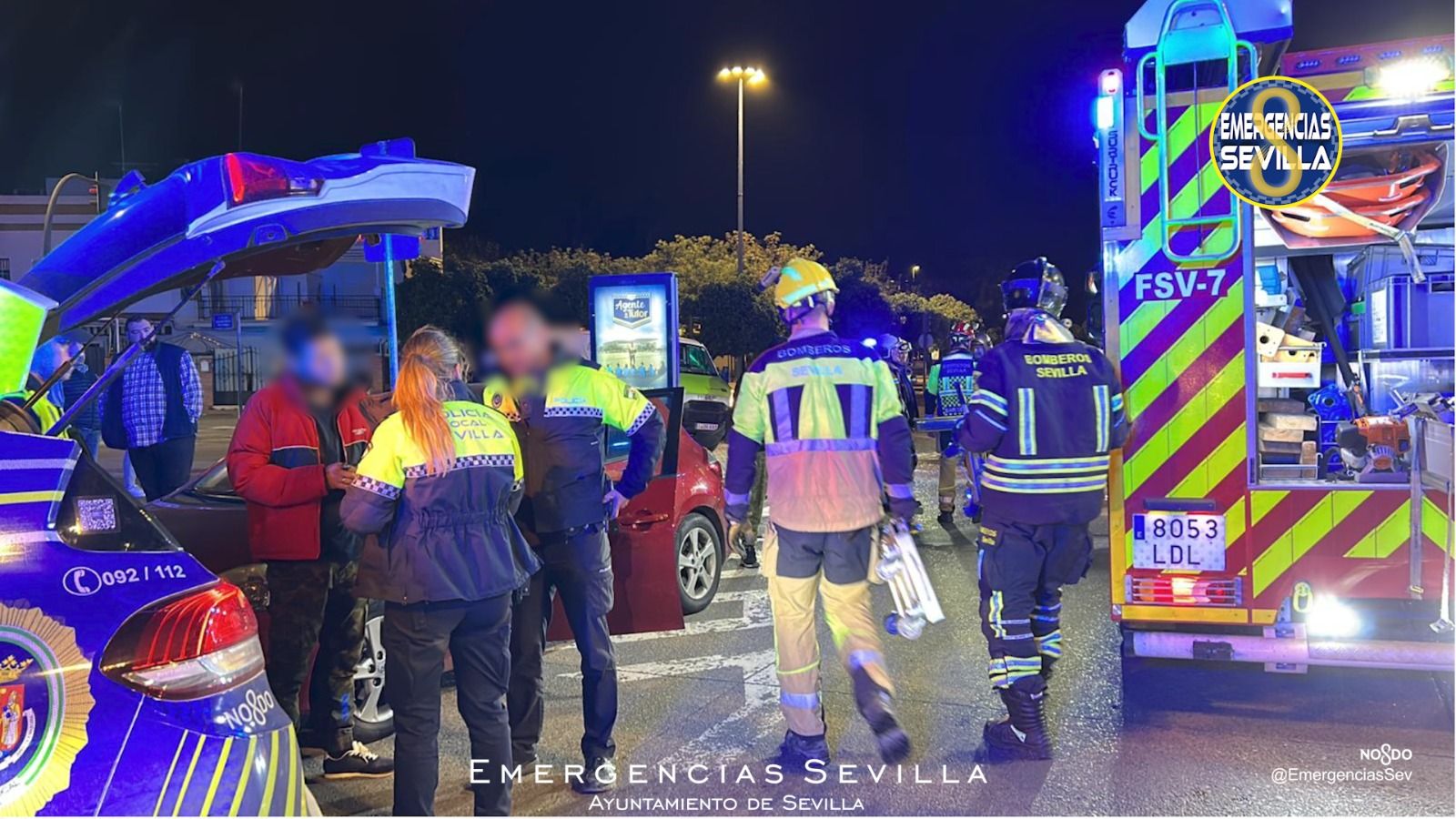 Agentes de la Policía Local hablan con el conductor sin carné que triplicaba la tasa de alcoholemia.