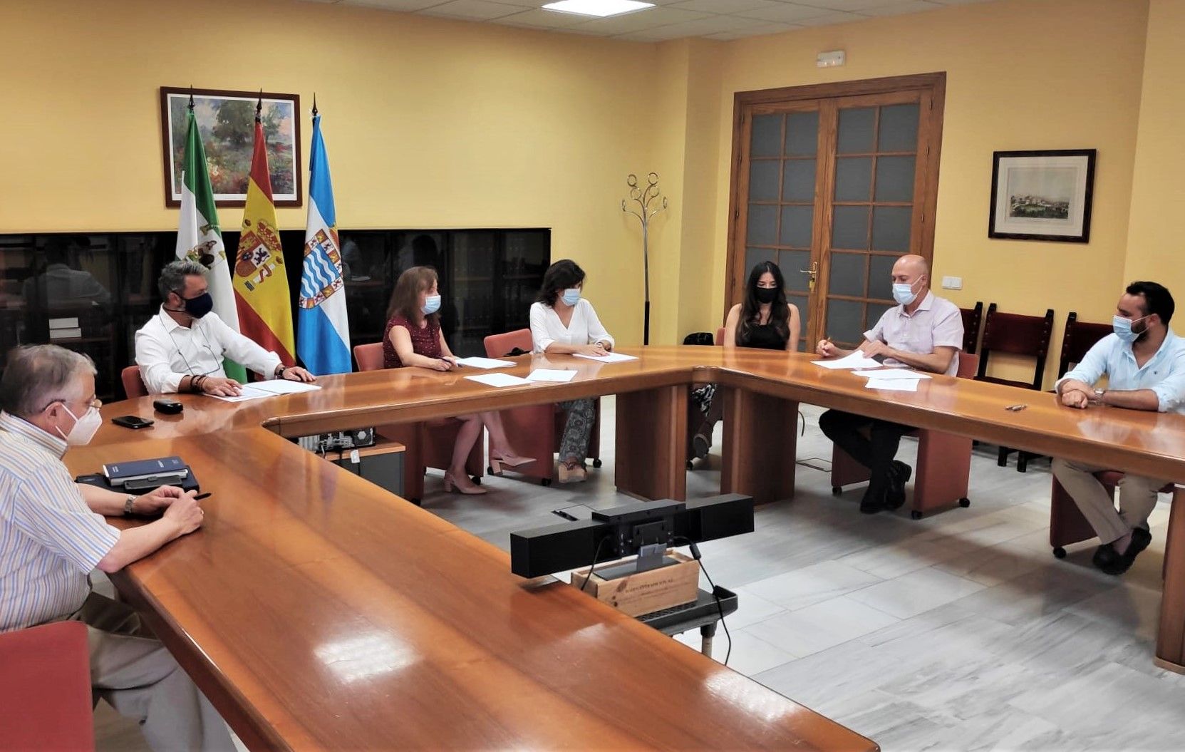 La delegada Isabel Gallardo, reunida con asociaciones de comerciantes.