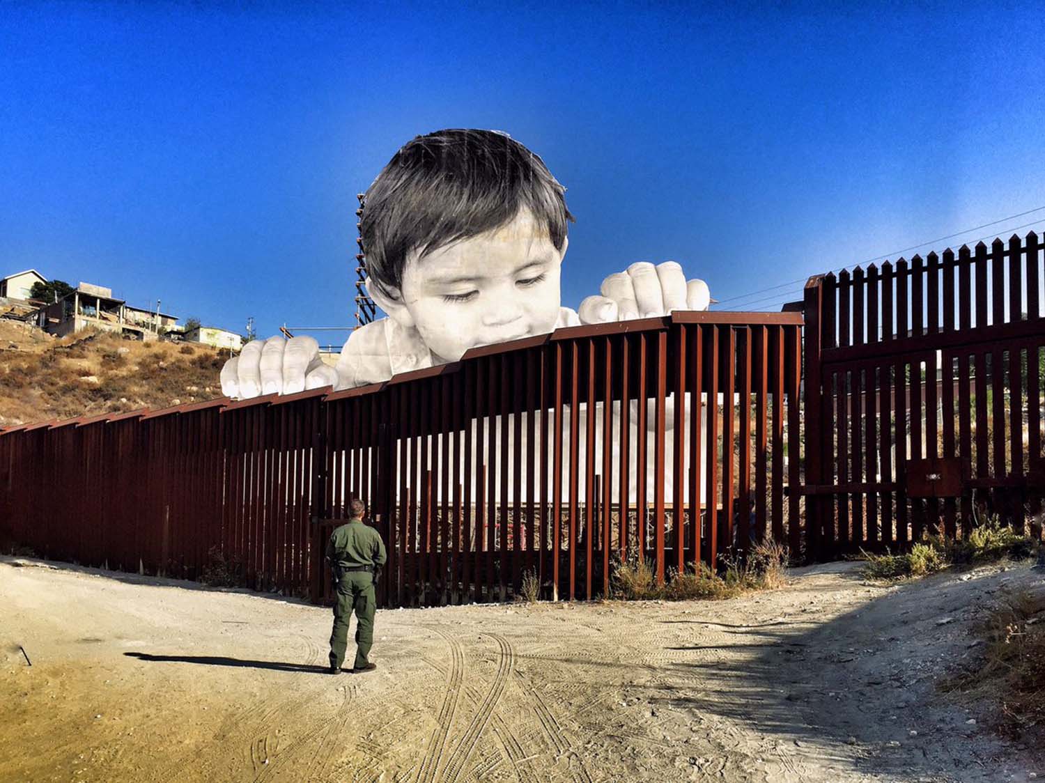 Obra del artista francés JR en la frontera entre México y EE.UU.