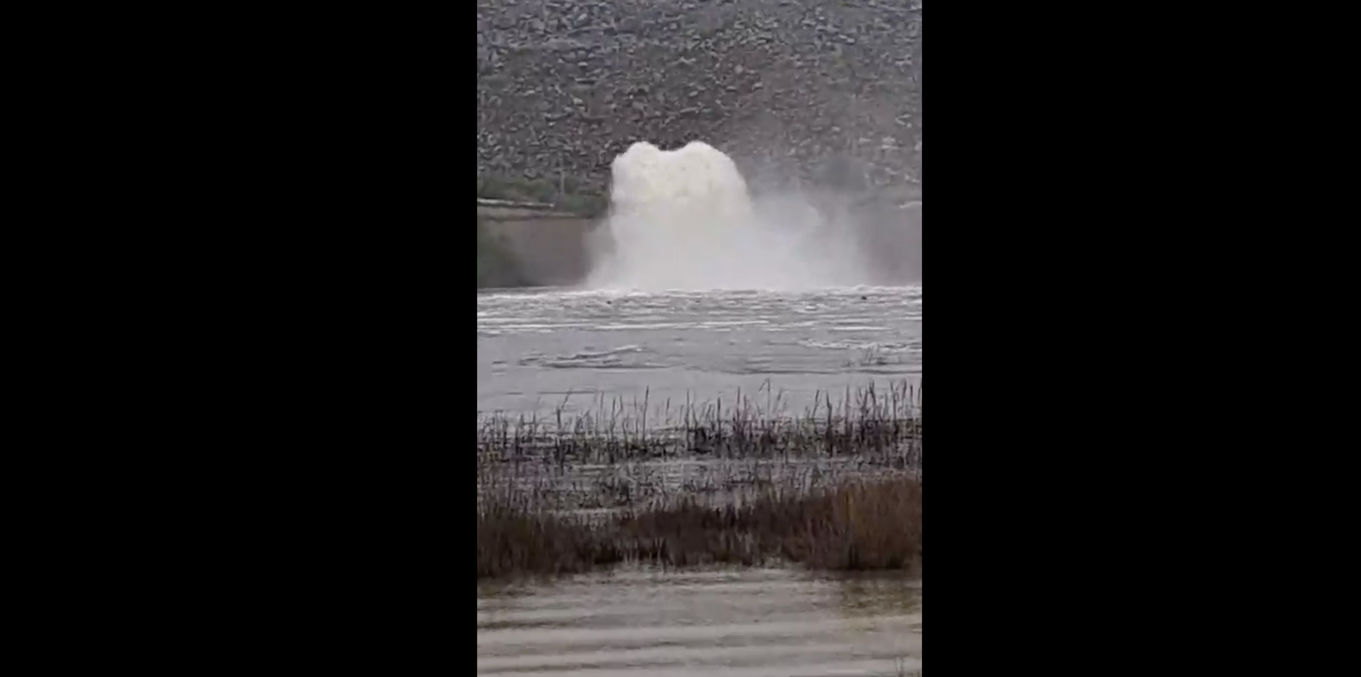 Captura del vídeo de la suelta de agua del embalse del Agrio.