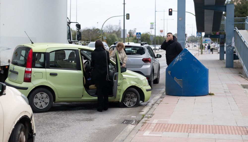 El vehículo accidentado frente al Hospital de Jerez.