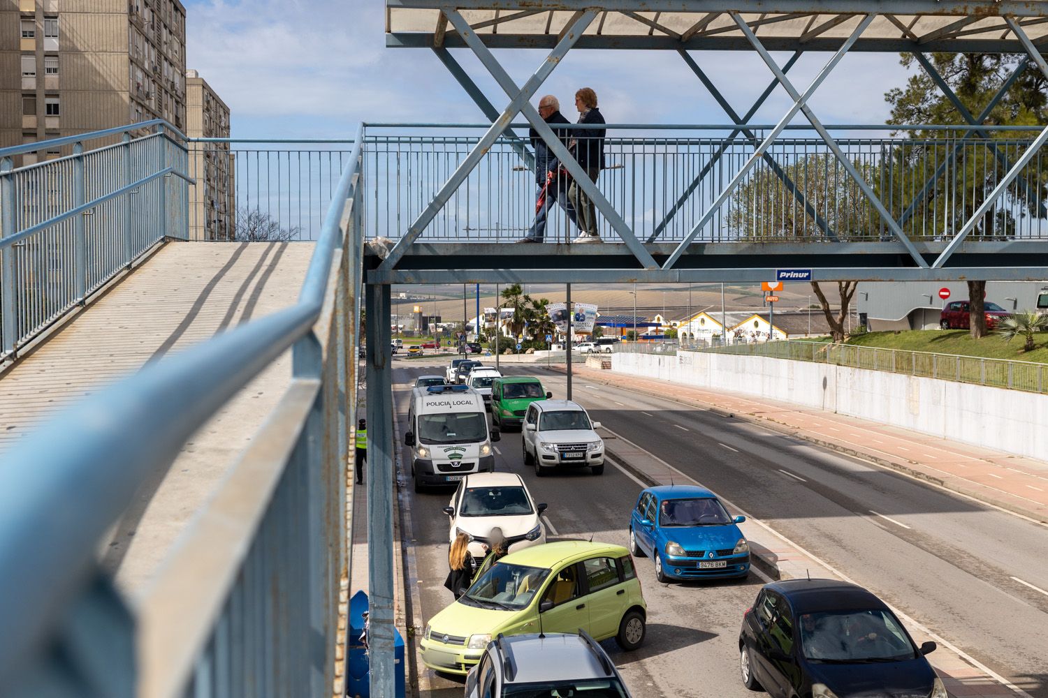 La retención provocada por el accidente frente al Hospital de Jerez en la mañana de este miércoles.