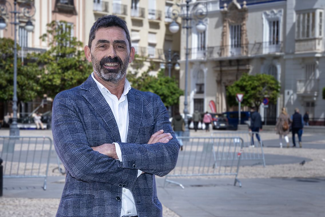 José María Godínez, director técnico de Tugasa, en la plaza de San Antonio de Cádiz.  REYNA