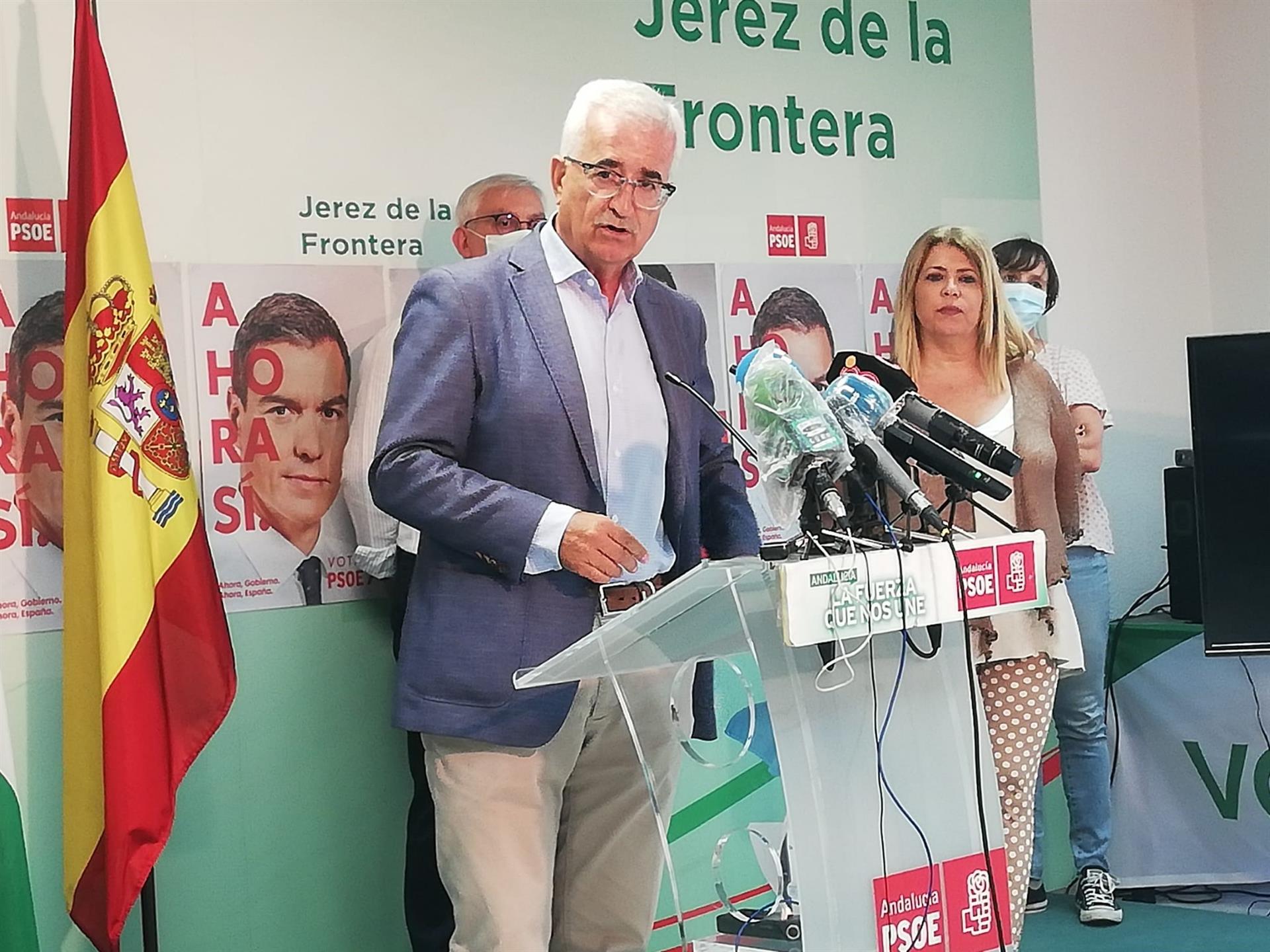 Manuel Jiménez Barrios en Jerez junto a Mamen Sánchez. FOTO: PSOE