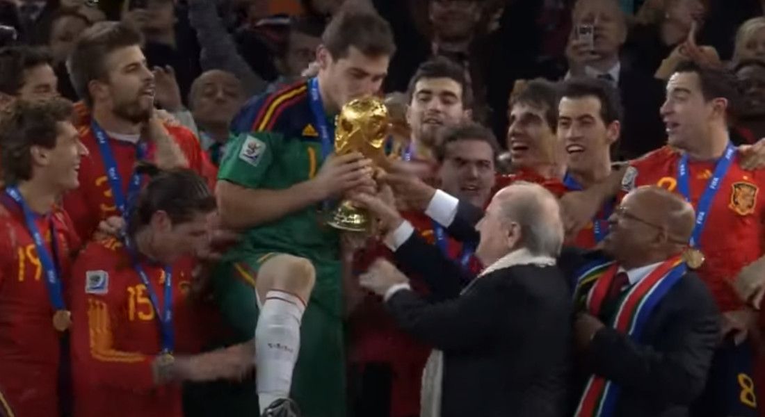 Casillas besa la Copa del Mundo junto al resto de la Selección, en Sudáfrica en 2010. FOTO: FIFATV
