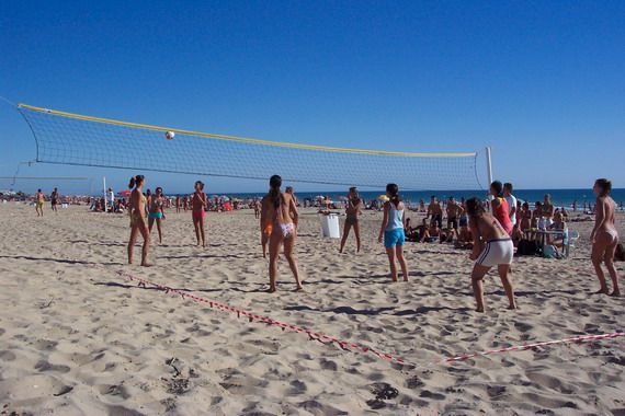 Personas jugando en la playa de Conil. FOTO: Ayuntamiento de Conil de la Frontera