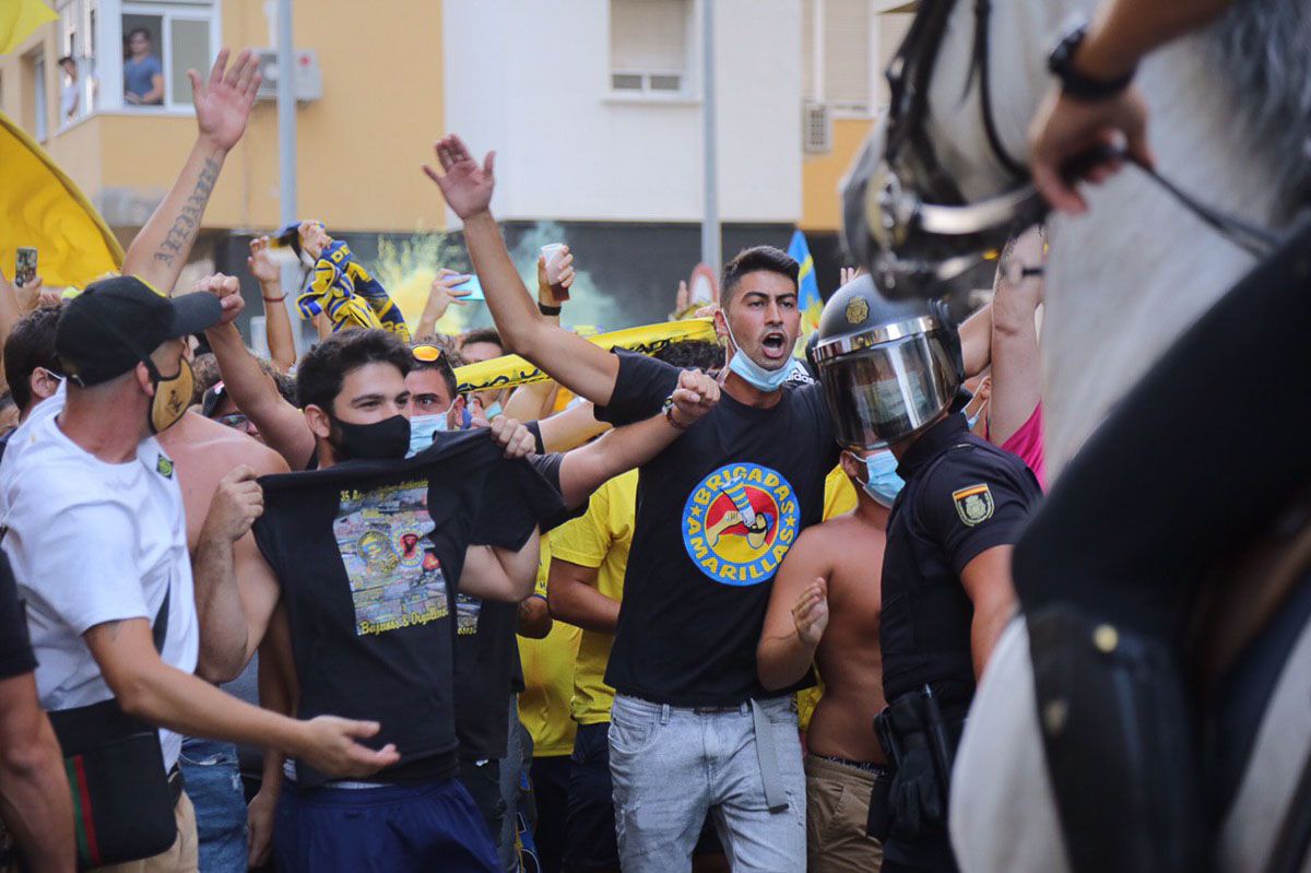 Aficionados del Cádiz, en los aledaños de Carranza este pasado sábado. FOTO: JUAN CARLOS TORO