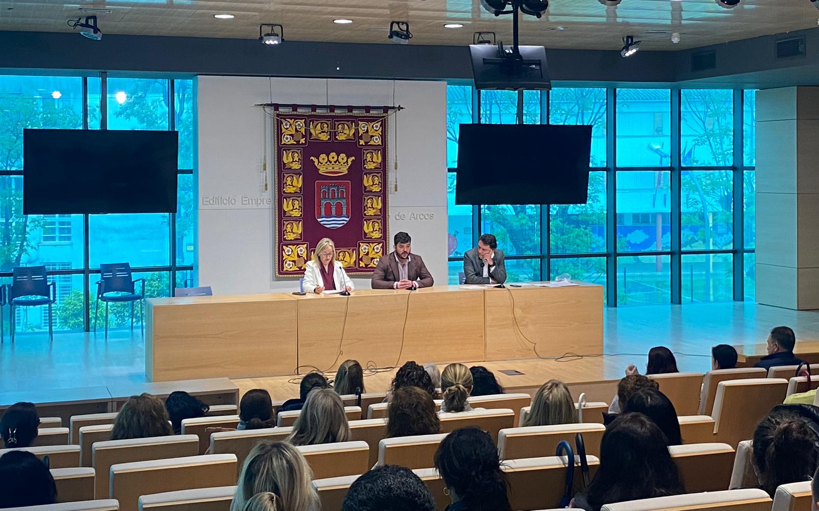 Inmaculada Alba, delegada municipal de Personal de Arcos, Miguel Rodríguez, alcalde, y Daniel Sánchez, delegado territorial de Empleo, durante la presentación del programa 'T-Acompañamos'.  
