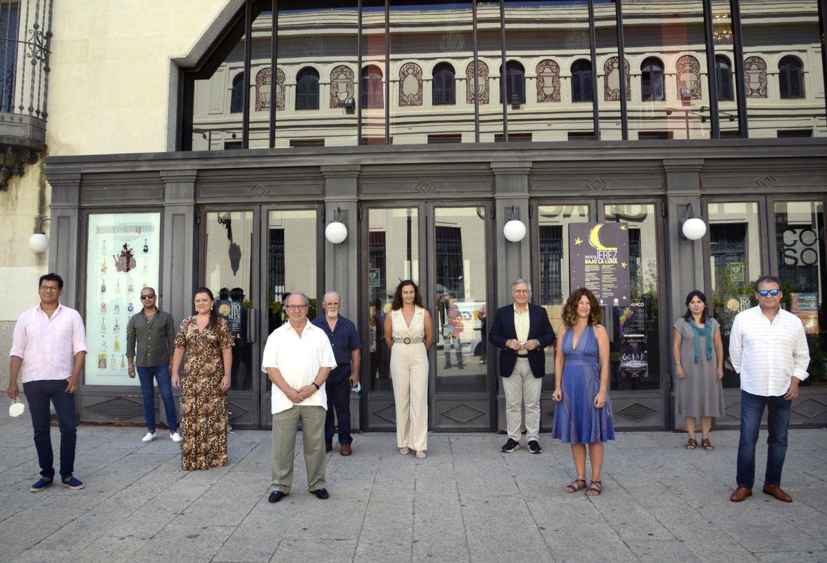 El teniente de alcaldesa de Jerez, Francisco Camas y los artistas que actuarán en la ciudad la próxima semana