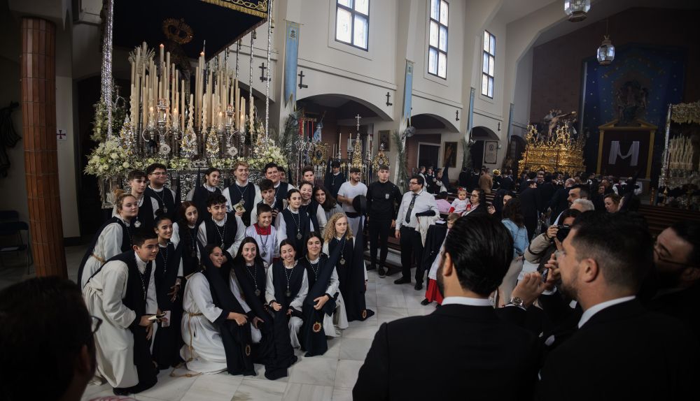 Hermanos de El Pelirón, delante del palio de María Santísima del Consuelo