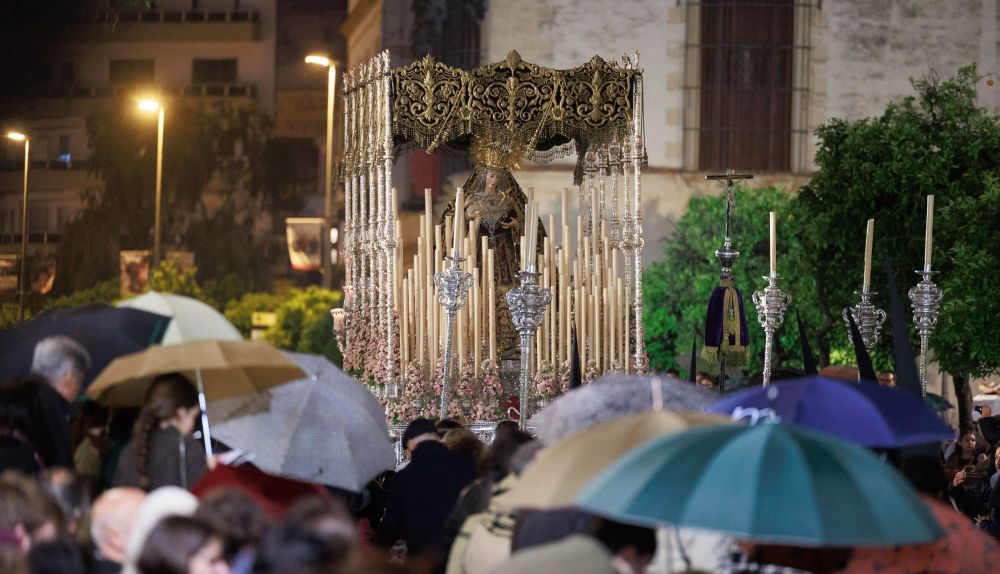 El palio de Los Dolores por Cristina cuando apretó la lluvia.