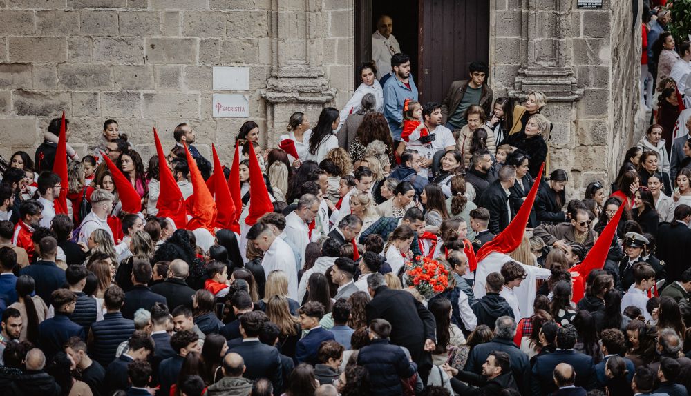 Muchedumbre en la puerta lateral de Santiago cuando salían los nazarenos. 