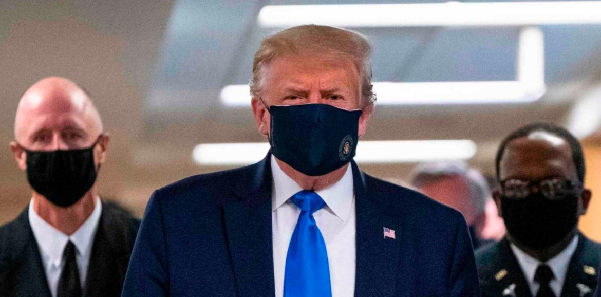 Trump y su equipo llevando mascarilla