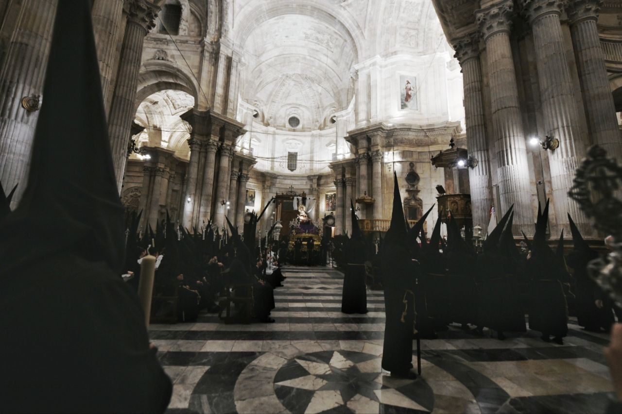 El Caminito a su paso por la Catedral de Cádiz en este Miércoles Santo de 2024.  