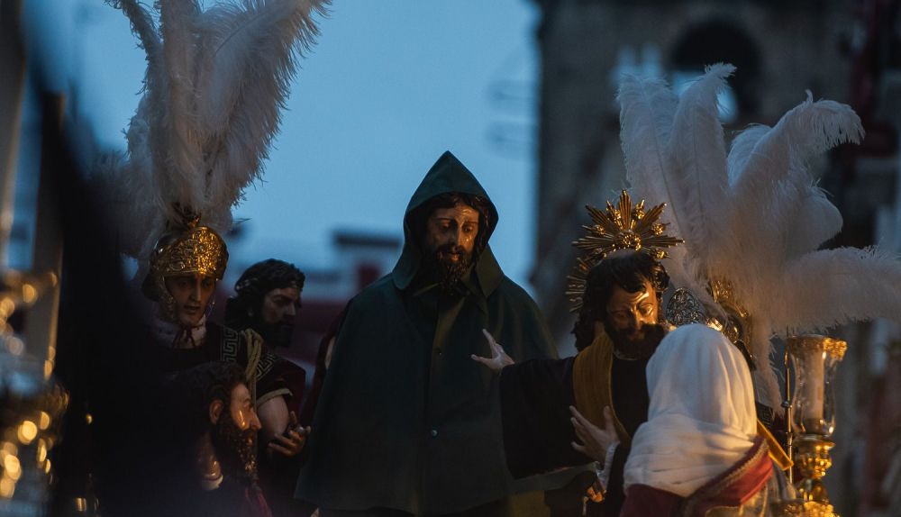 Las imágenes de un Miércoles Santo en Sevilla pasado por agua.
