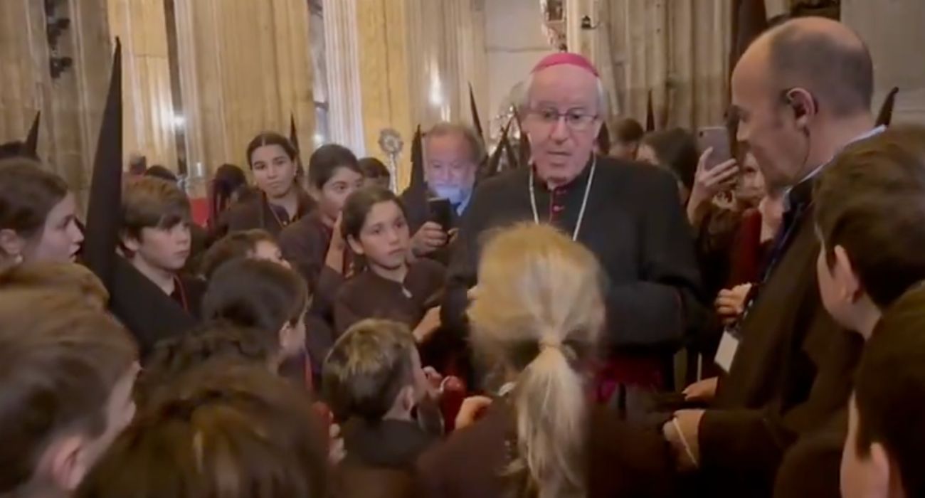El arzobispo de Sevilla dirigéndose a los jóvenes de la Hermandad del Buen Fin.