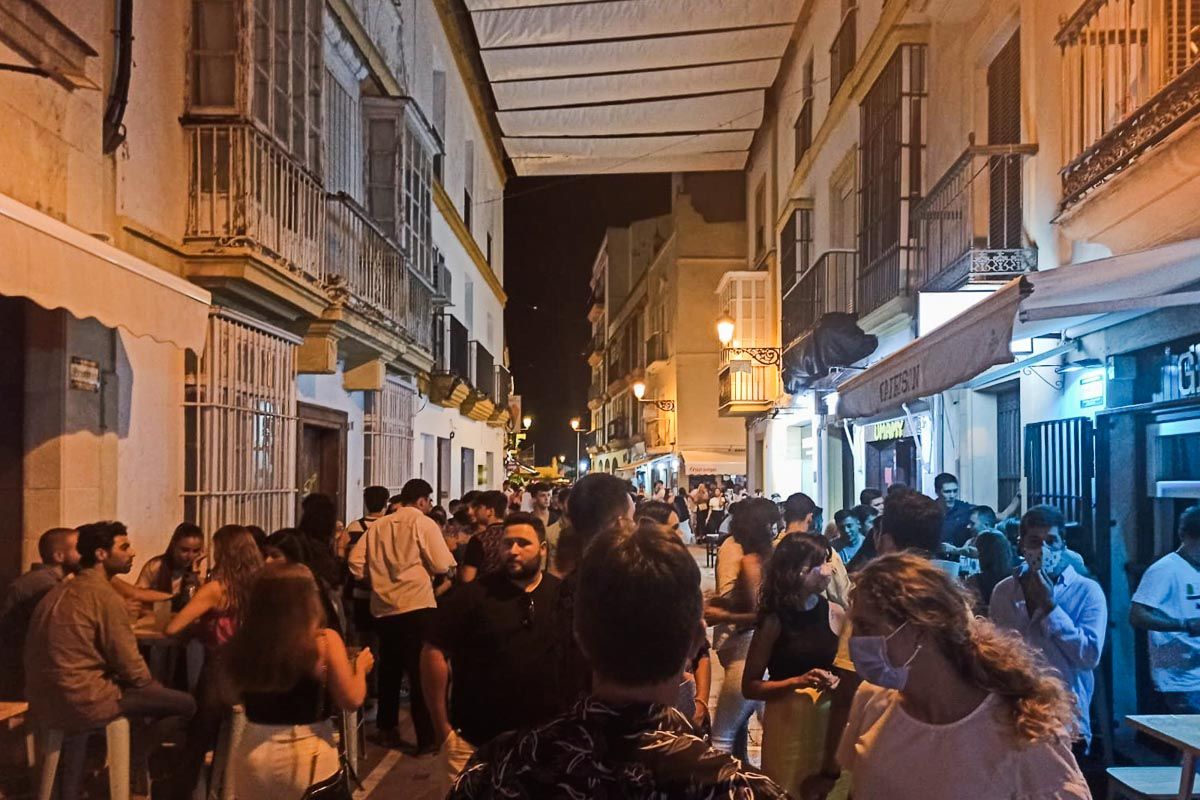 Aglomeraciones durante el fin de semana en el centro de El Puerto. FOTO: LAVOZDELSUR