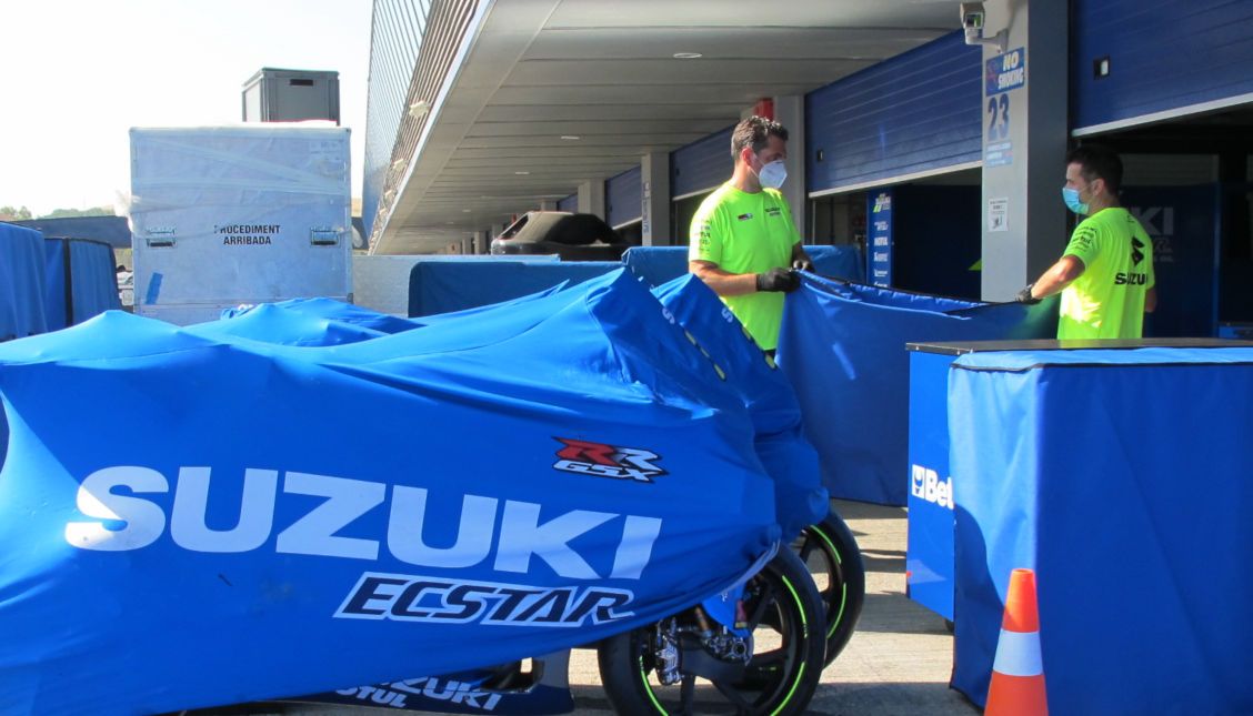 Dos operarios trabajan con mascarilla en el Circuito junto a una de las motos. FOTO: Circuito