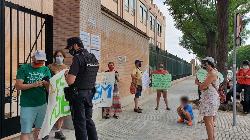 Un agente, pidiendo identificación a padres y madres concentrados en Sevilla.
