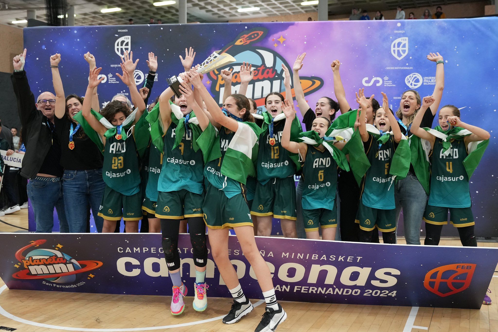 La selección de Andalucía celebrando su victoria en el campeonato de España, un hito histórico para la comunidad.