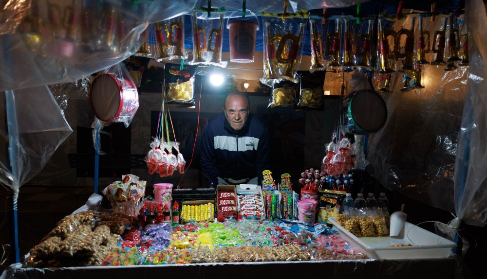 Antonio, tras su carro, cuenta que en veinte años no ha vivido una Semana Santa como esta. 