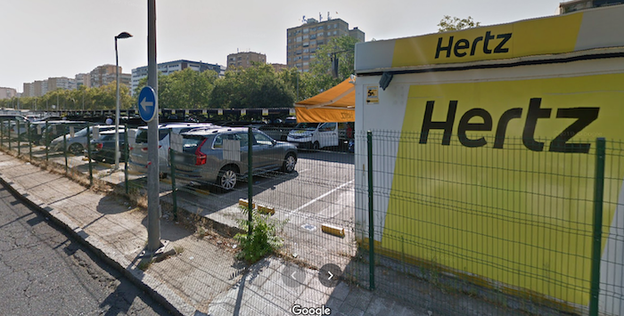 Vehículos de Hertz, aparcados cerca de Santa Justa en Sevilla, en una imagen de Google Maps. 