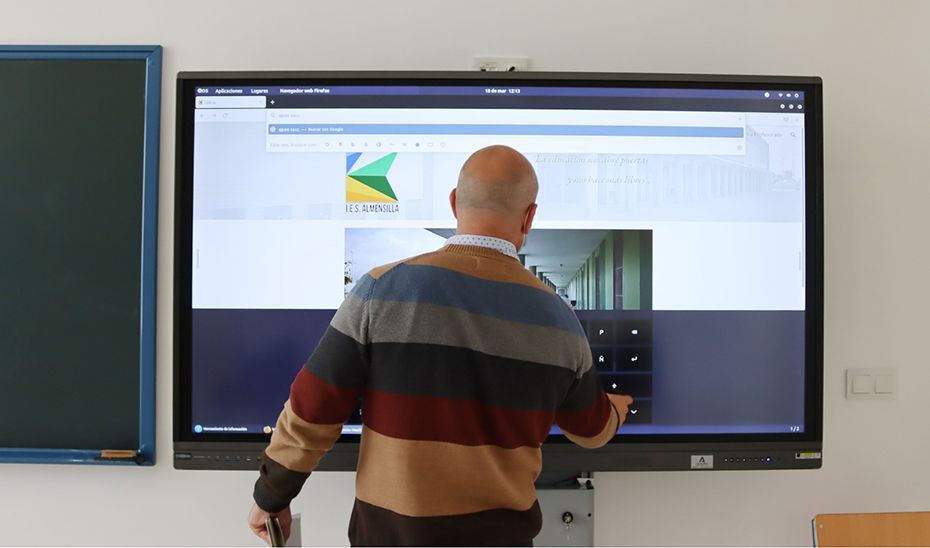 Un colegio con pizarras digitales.