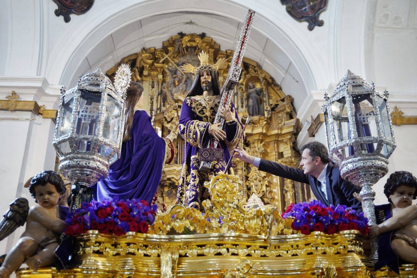 El alcalde de Cádiz, Bruno García, haciendo entrega del bastón de mando al Nazareno en este Jueves Santo.  REYNA