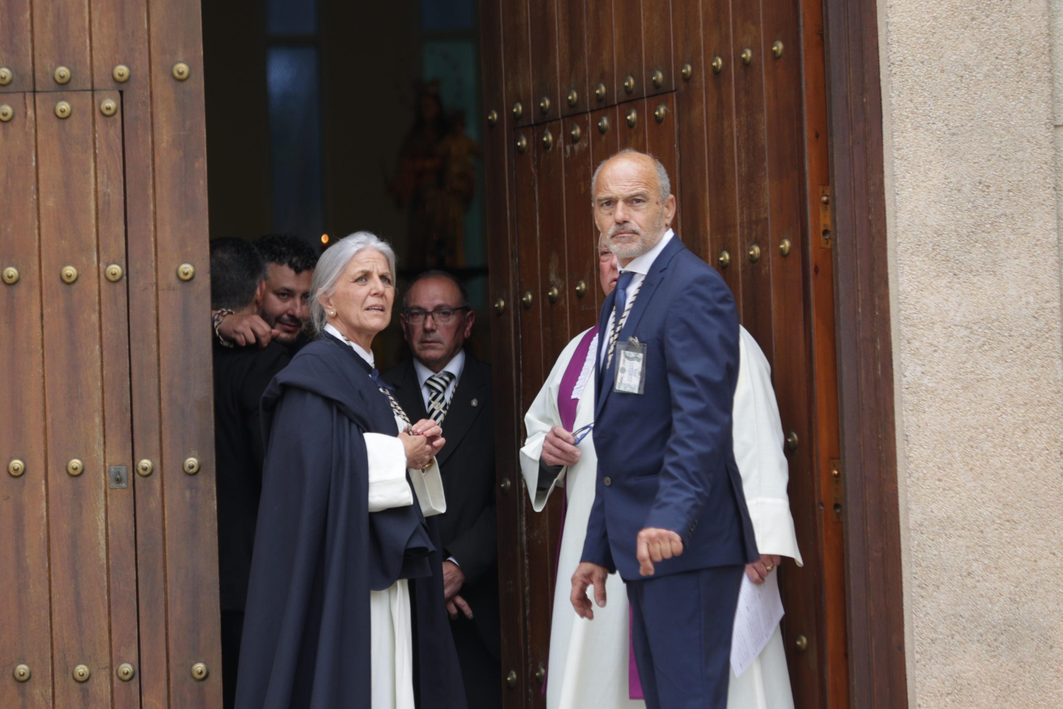 Hermanos y responsables de la cofradía en la puerta e María Auxiliadora, tras decidir que la Redención no sale.