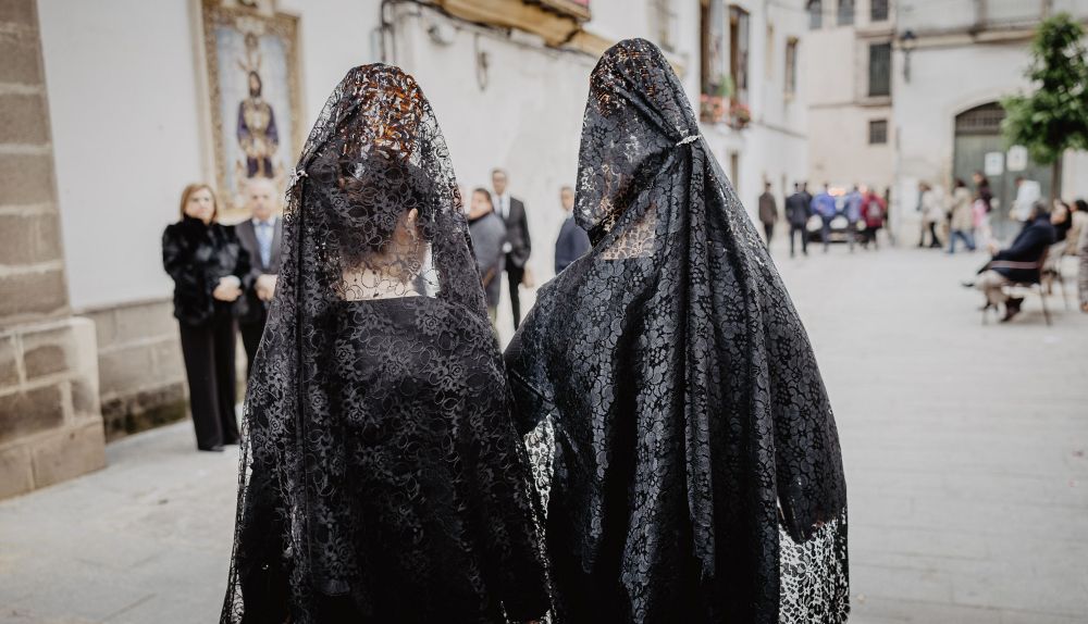 Dos mujeres vestidas de mantilla, algo inesperado en un día de mal tiempo. 