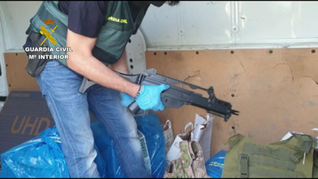 Un arma en uno de los registros de la Operación Domus. FOTO: Guardia Civil