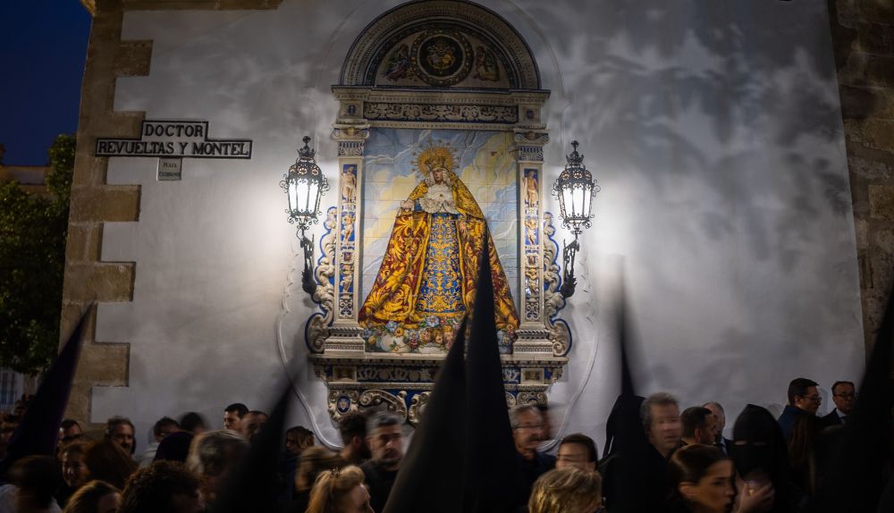 El  magnifico azulejo del Mayor Dolor iluminado cuando los nazarenos abandonaban San Dionisio.