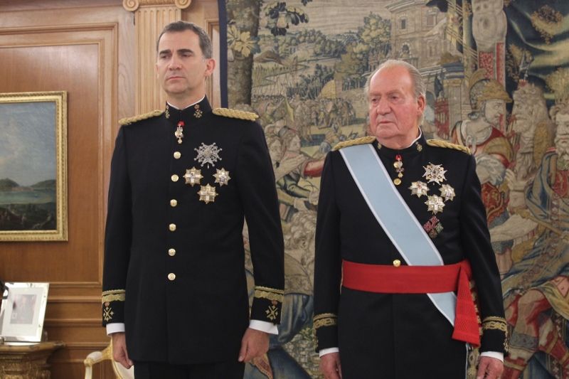 Los reyes Felipe VI y Juan Carlos I, en un acto. FOTO: CASA REAL