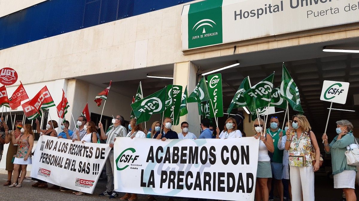 Una concentración pasada a las puertas del Hospital Puerta del Mar. Sindicatos de Cádiz culpan a la Junta de la falta de atención sanitaria.