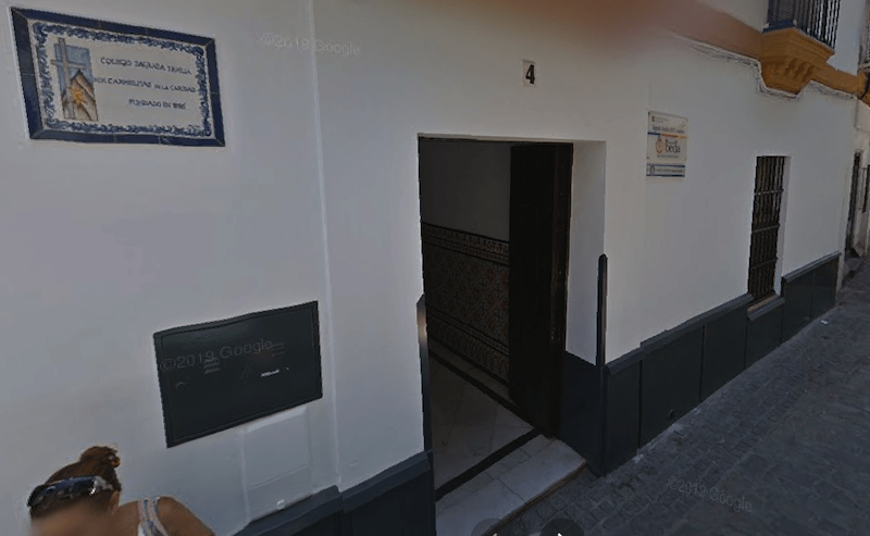 Entrada al colegio religioso Sagrada Familia Carmelitas, en una imagen de Google Maps.