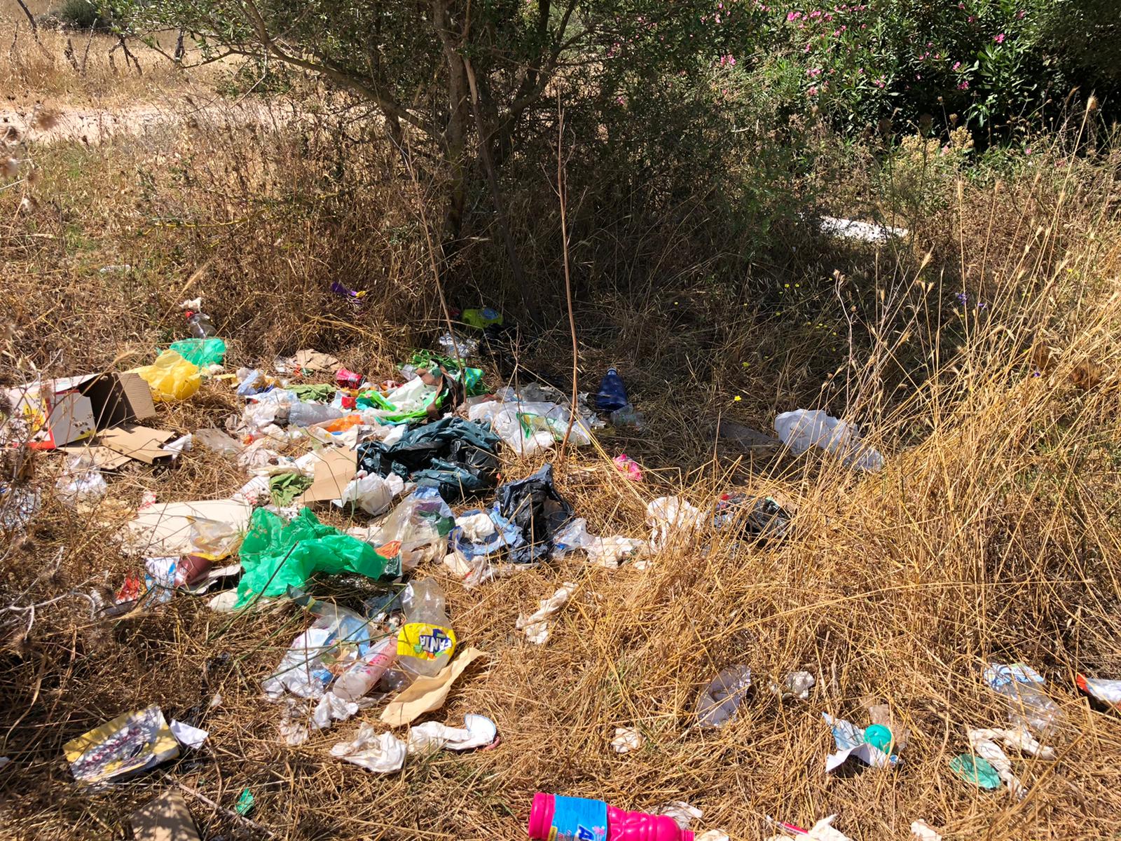 Basura en la Garganta del Gran Capitán.