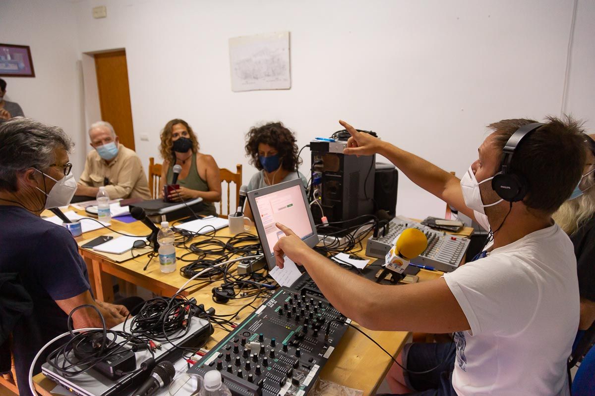 Fernando López, el presentador, dando instrucciones antes de emitir el primer programa de Radio El Palmar. FOTO: JUAN CARLOS TORO