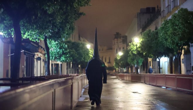 Un nazareno camina solitario en la Noche de Jesús de Jerez.