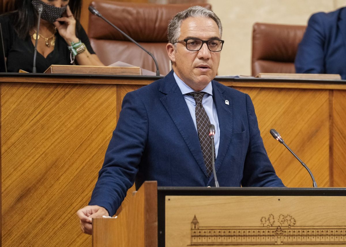 Elías Bendodo, consejero de Presidencia, en el Pleno celebrado este martes. FOTO: Parlamento de Andalucía