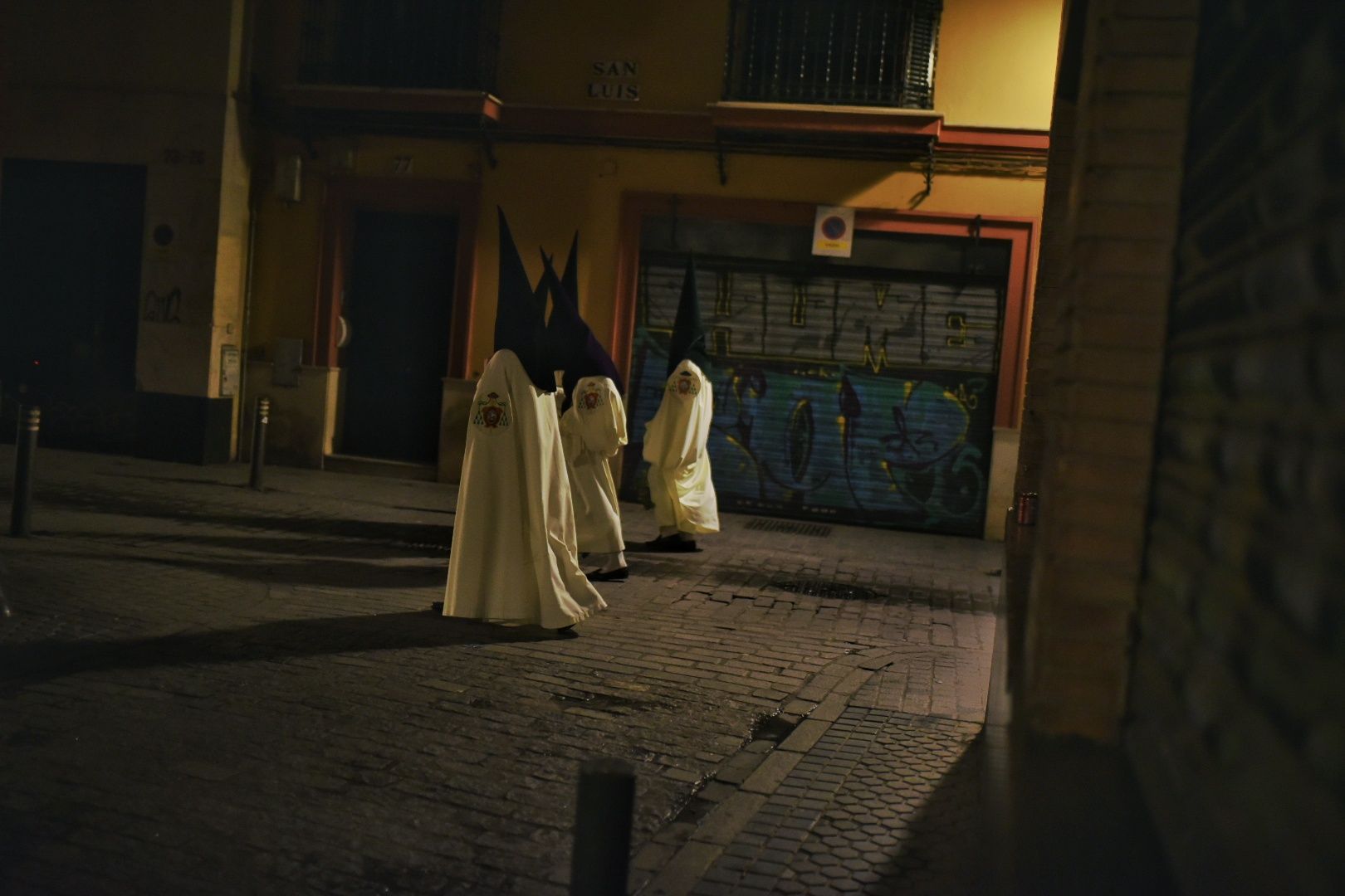 Nazarenos en la calle San Luis de Sevilla, esta pasada Madrugada de Viernes Santo.