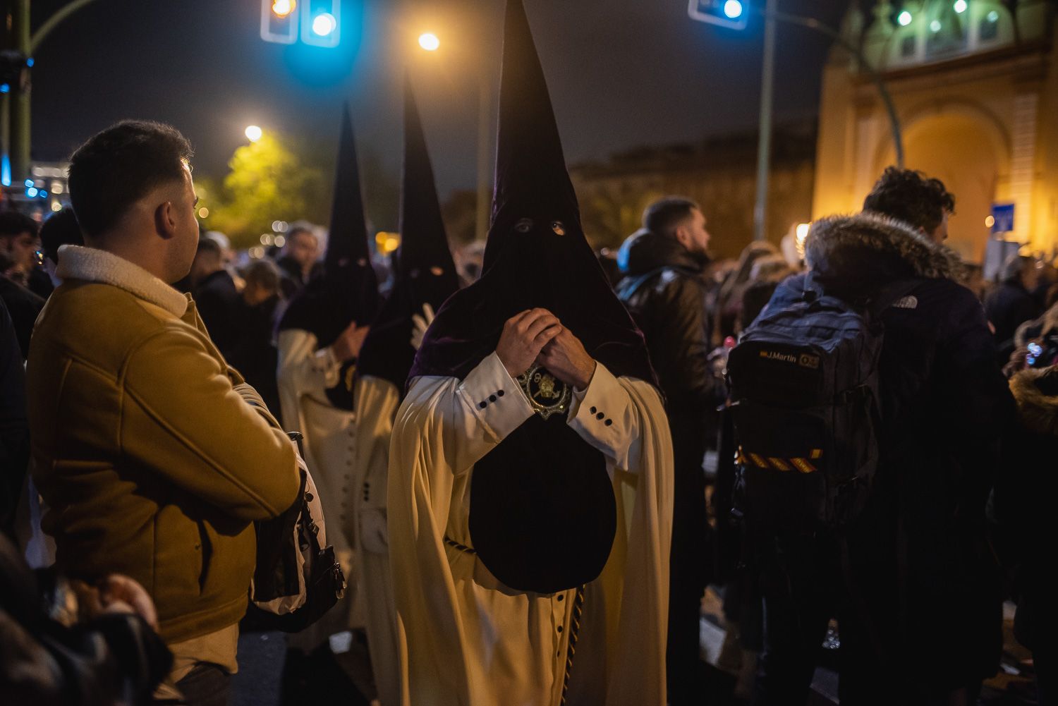 Nazarenos en la Madrugá de Sevilla.