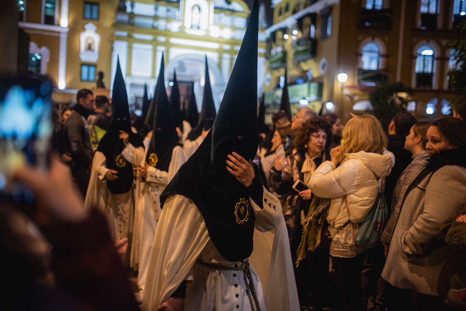Nazarenos de la Macarena en una Madrugá.