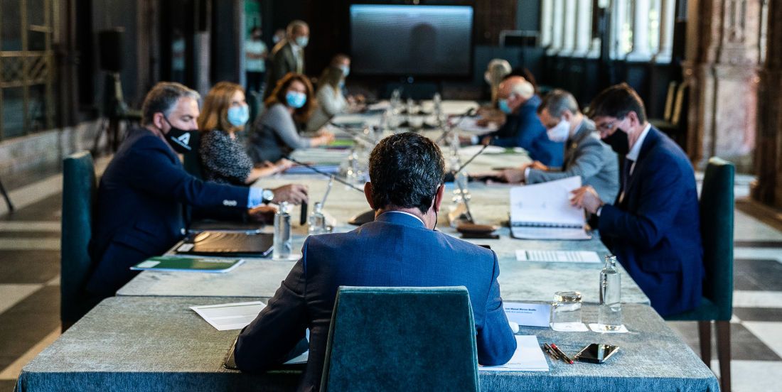 La última reunión del Consejo de Gobierno de la Junta, con Moreno Bonilla en el centro, de espaldas. FOTO: Junta
