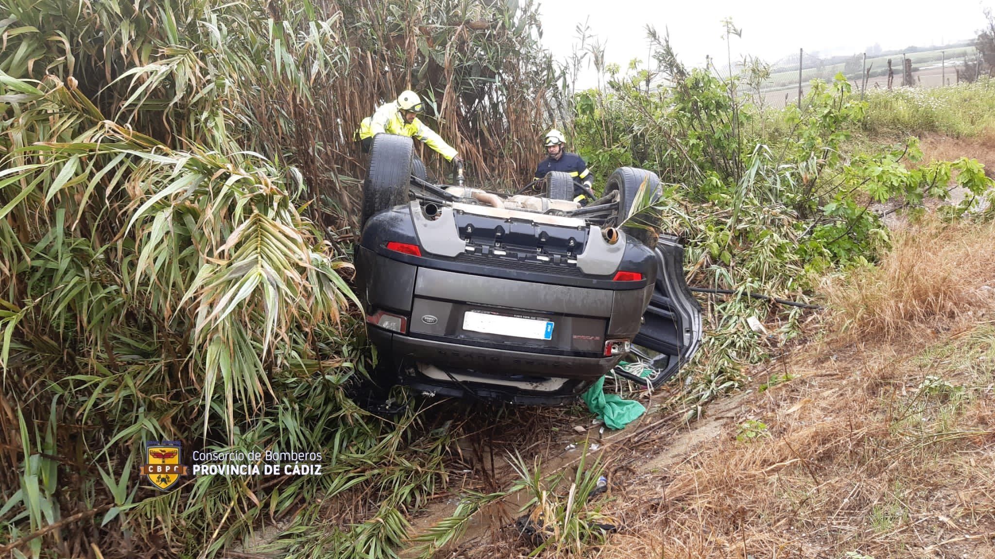 El coche quedó apoyado sobre el techo tras volcar en Chiclana.