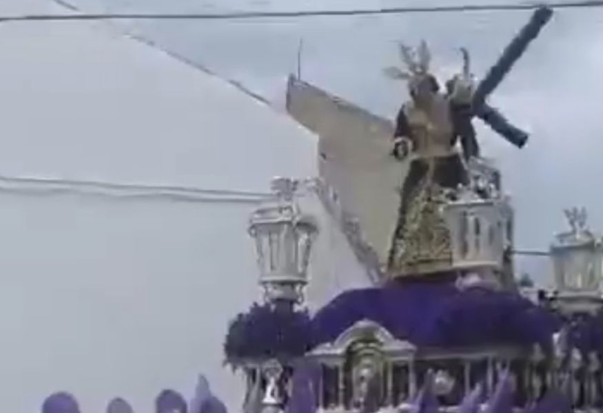 La cruz del Nazareno de Baena se rompió al chocar con un cable.