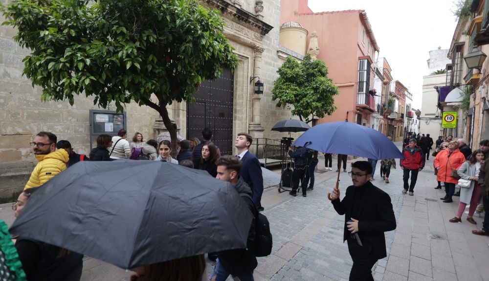 Paraguas abiertos en la calle Bizcocheros. 