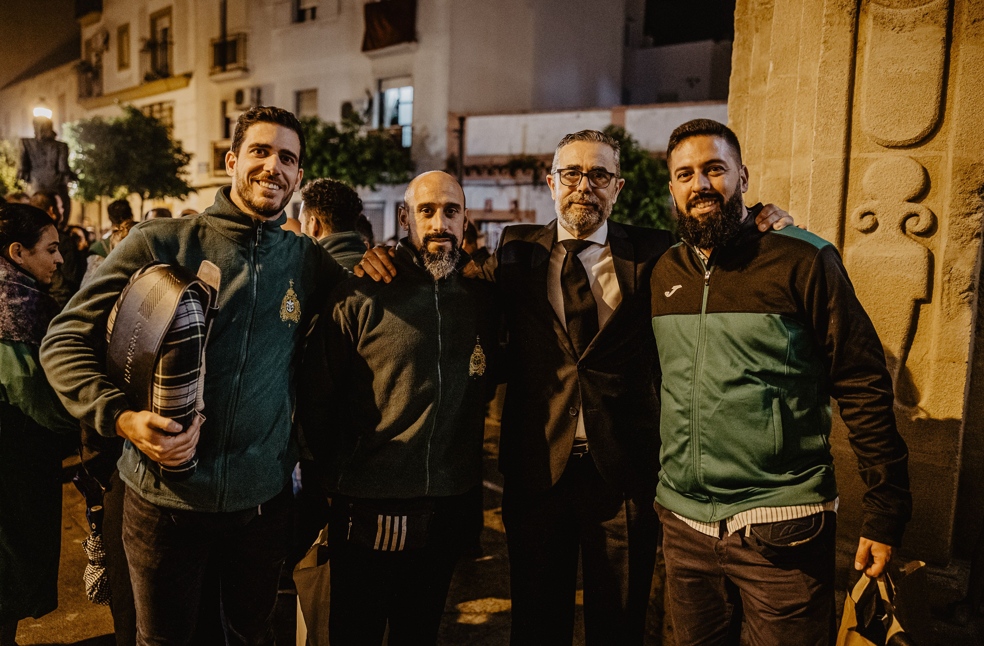 Miguel Ángel Jaén, en la imagen el segundo por la derecha, posando con costaleros de la Sentencia en la Madrugada.