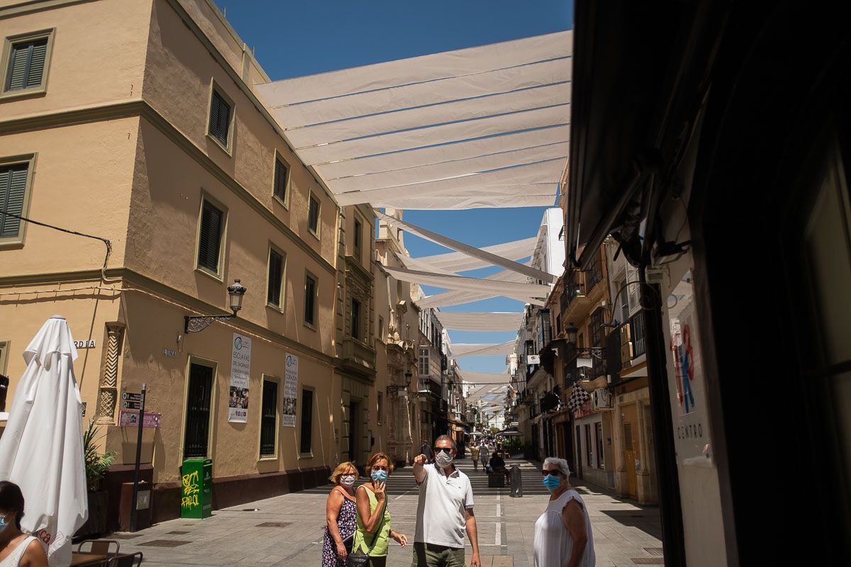 Varias personas pasean por El Puerto durante la pandemia en una zona turística. FOTO: MANU GARCÍA